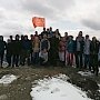 Комсомольцы Сахалина водрузили Знамя победы на пик Чехова